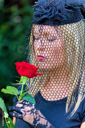 Photo: Witwe mit Schleier und Rose Witwe mit Schleier und Rose
