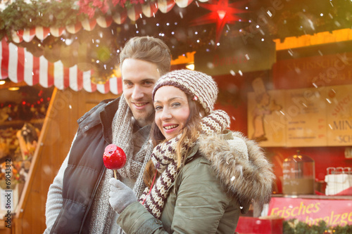 Photo: pärchen auf dem Weihnachtsmarkt pärchen auf dem Weihnachtsmarkt