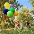 Frau mit Luftballons im Gras Frau mit Luftballons im Gras