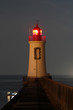 Phare rouge de la grande jetée dans l'obscurité Phare rouge de la grande jetée dans l'obscurité