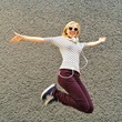 Mädchen springt vor Freude in die Luft Mädchen springt vor Freude in die Luft