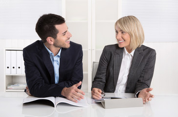 Erfolgreiches lachendes Business Team: Angestellter mit Chefin