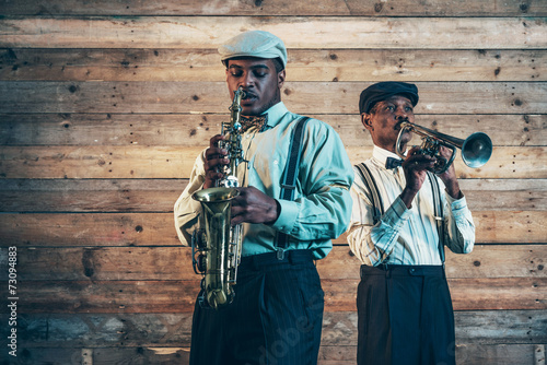 Fotoobraz na płótnie Dwóch afrykańsko-amerykańskich muzyków jazzowych grających na trąbce i saksofonie