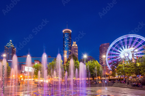 Plakat Centennial Olympic Park w Atlancie podczas niebieskiej godziny po zachodzie słońca