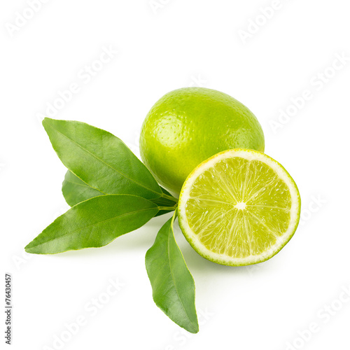 Limette - ganze Frucht, halbe Frucht und Zweig