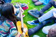 Freunde singen gemeinsam Lieder im Sommer Freunde singen gemeinsam Lieder im Sommer