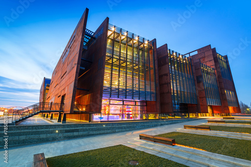 Plakat Zardzewiały stalowy budynek Europejskiego Muzeum Solidarności w Gdańsku