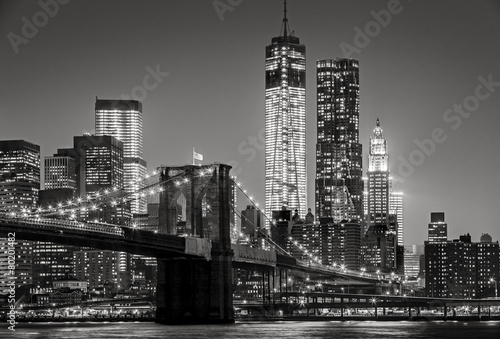 Fototapeta New York by night. Brooklyn Bridge, Lower Manhattan – Black an