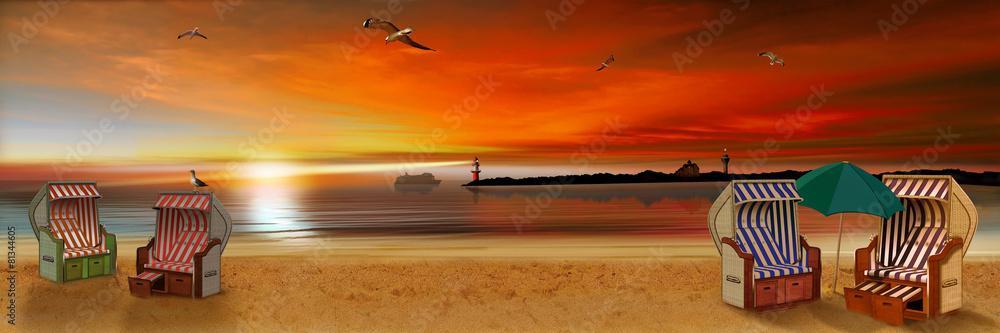 Strand mit Strandkörbe im Sonnenuntergang am Abend