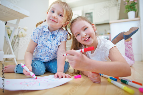 Kinder malen Bild mit Filzstift