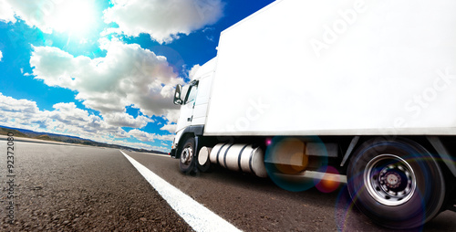 Zdjęcie XXL Ciężkie pojazdy i transport. Ciężarówka Dostawa towarów drogami lub autostradami