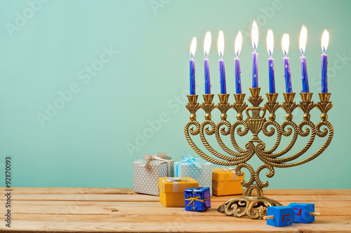 Zdjęcie XXL Żydowski wakacyjny Hanukkah tło z rocznika menorah i prezenta pudełkami na drewnianym stole