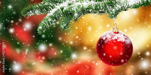 Aufgehängte Weihnachtskugel im Schnee