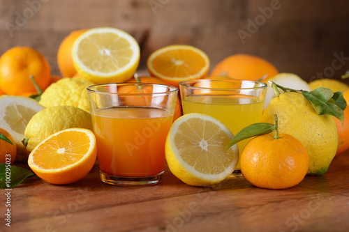 succhi di agrumi con frutta intorno