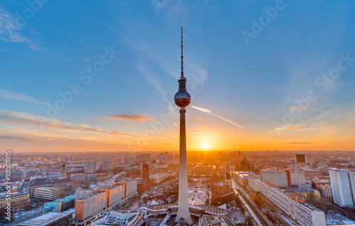 Zdjęcie XXL Piękny zmierzch z Telewizyjnym wierza przy Alexanderplatz w Berlin