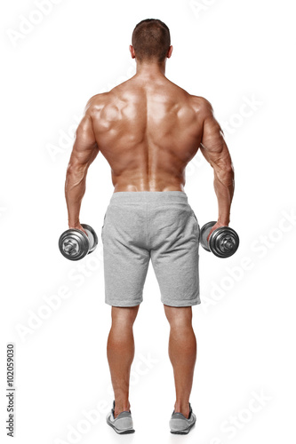 Plakat Seksowny sportowy mężczyzna pokazuje mięśniowego ciało z dumbbells, tylni widok, pełna długość, odizolowywający nad białym tłem. Silny męski nagi tors