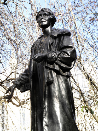 Zdjęcie XXL Pomnik Emily Pankhurst 1858-1928 w Victoria Tower Gardens w Houses of Parliament, London England, UK, został wyrzeźbiony przez Arthura George'a Walkera i odsłonięty jon 1930
