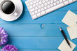 Schreibtisch mit Kaffee, Tastatur und Blumen Schreibtisch mit Kaffee, Tastatur und Blumen