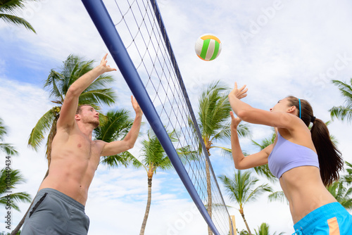 Plakat Przyjaciele gry w siatkówkę plażową. Kobieta i mężczyzna zabawy gra rekreacyjna siatkówka w lato życia zdrowego aktywnego stylu życia sportowego.