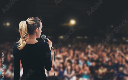 Donna con microfono su palco pubblico