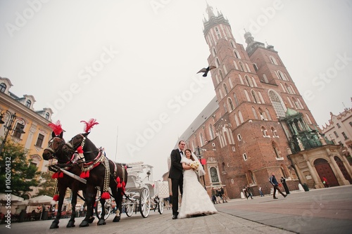 Plakat Młody elegancki i serdeczny ślub para zakochanych na ulicach Krakowa, Polska
