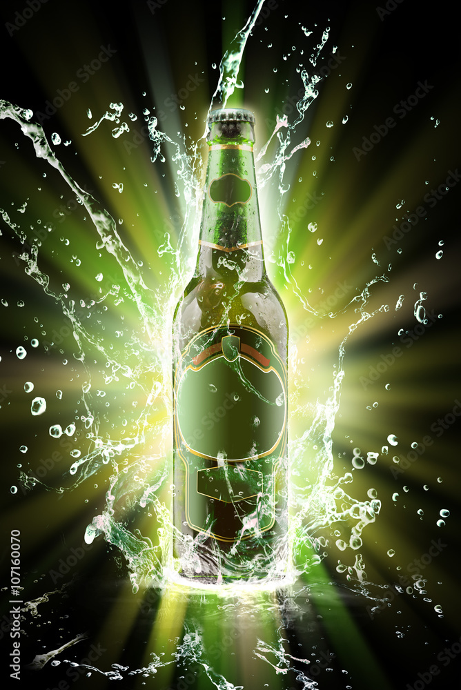 Bierflasche mit Wasserspritzern