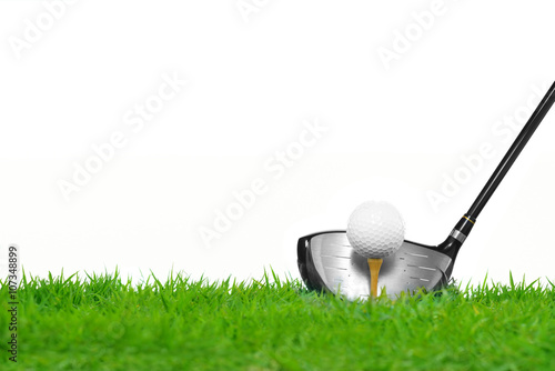 Plakat Piłka golfowa na trójniku przed kierowcą odizolowywającym na białym tle