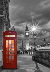 Rote Telefonzelle vor dem Big Ben in London bei Nacht