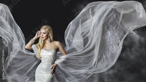 Obraz na płótnie Moda model sukni, kobieta przepływające tkaniny skrzydła, piękna dziewczyna