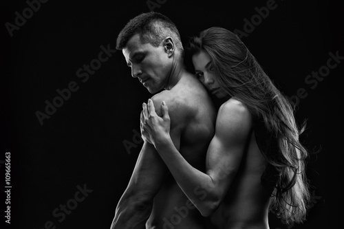 Plakat Nude sexy para. Zdjęcie sztuki młodych dorosłych mężczyzny i kobiety. Wysoki kontrast czarno-białe, muskularne nagie ciało