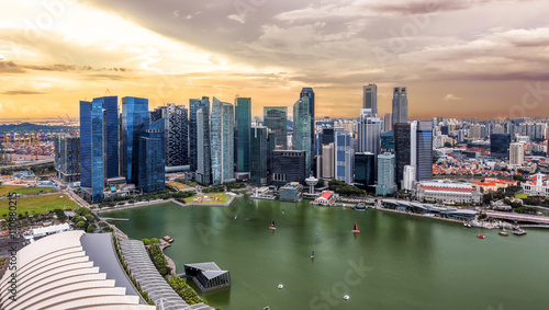 Bewölkter Sonnenuntergang über der City von Singapur