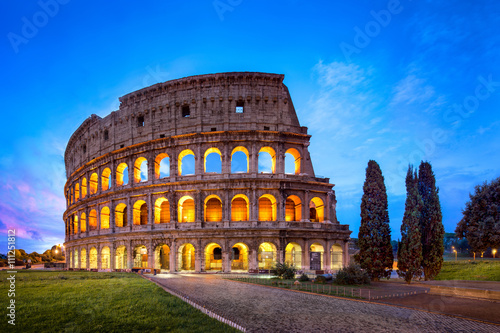 Fototapeta Kolosseum in Rom bei Nacht