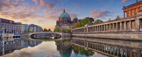 Zdjęcie XXL Berlin. Panoramiczny wizerunek Berlińska katedra i Muzealna wyspa w Berlin podczas wschodu słońca.
