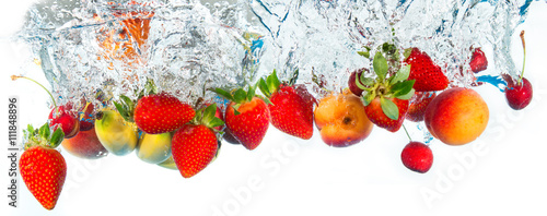 Fototapeta frutta fresca che cade in acqua