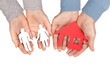 Haus und Familie - Schilder aus Pappe in den Händen halten Haus und Familie - Schilder aus Pappe in den Händen halten