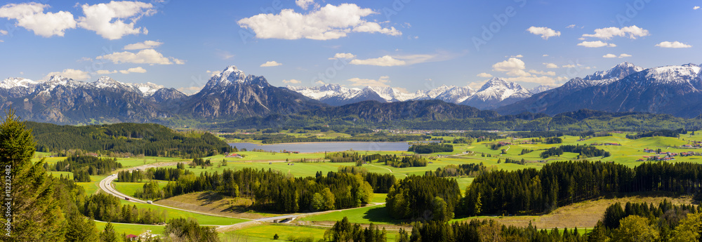 Panorama Landschaft in Bayern im Allgäu bei Fuessen