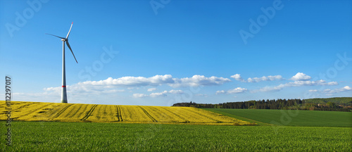 Zdjęcie XXL Panoramiczny panoramiczny obraz z wiatrakiem, pole rzepaku i luźne chmury nad błękitne niebo