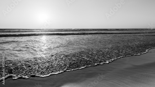 Zdjęcie XXL Imponujące seascape Ocean Beach w San Diego w Kalifornii. Zachód słońca. Czarny i biały