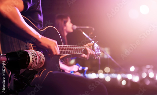 Fotoobraz na płótnie Gitarzysta na scenie dla tła, miękkiej części i plamy pojęcia ,.