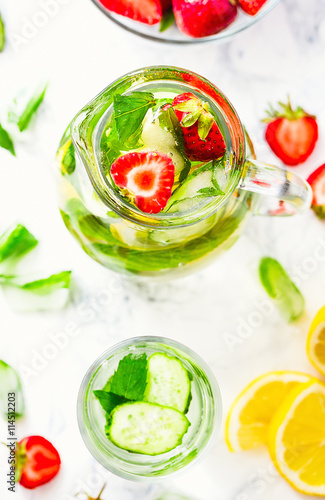 Naklejka dekoracyjna Water with strawberries, lemon, ice, mint. Detox.