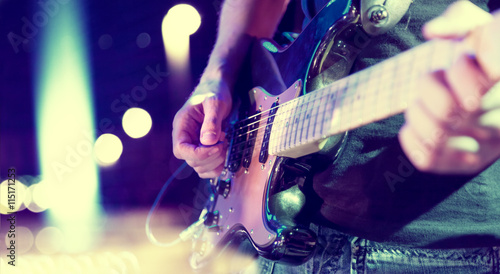 Plakat światła sceniczne. Streszczenie tło muzyczne. Zagraj w grę na gitarze i koncercie. Tło muzyczne na żywo. Koncert i festiwal muzyczny. Instrument na scenie i zespół