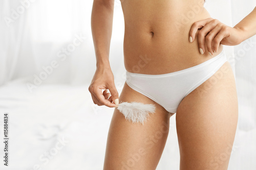 Zdjęcie XXL Zdrowie kobiet. Zbliżenie kobiecego ciała z miękką skórą w bikini