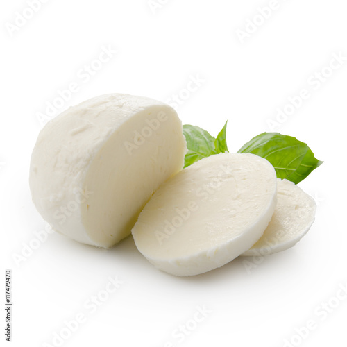 Plakat Kawałek odizolowywający na białym tle z ścinek ścieżką biała mozzarella. Ozdobiony bazylią. Przedni widok.