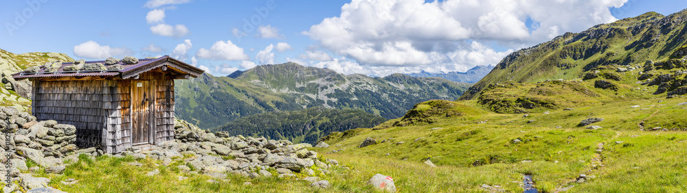 Panorama mit Hütte am Berg