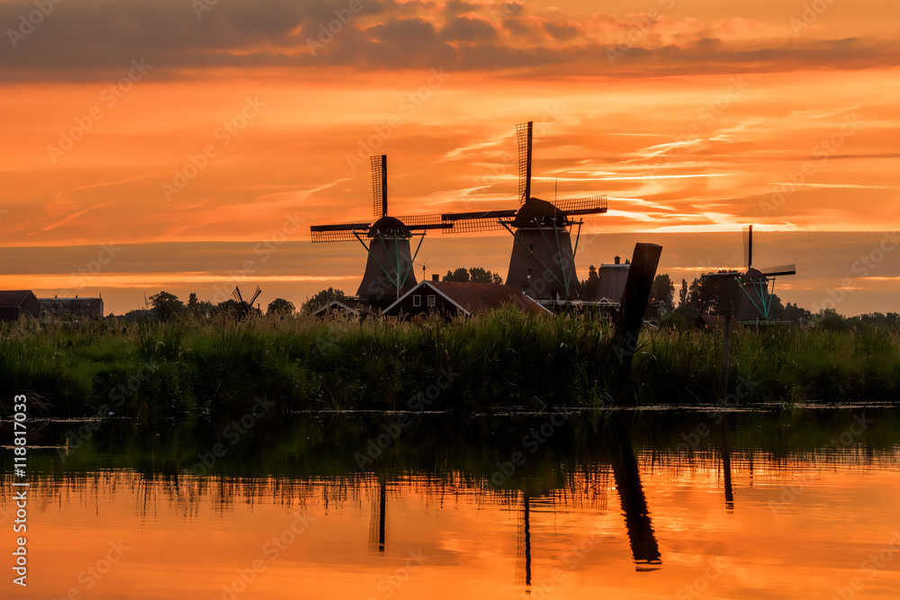 zonsondergang met molens en water