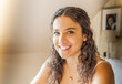 Chica joven sonriendo en su habitación Chica joven sonriendo en su habitación