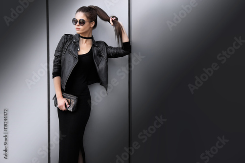 Fotoobraz na płótnie Fasonuje portret młoda elegancka brunetki kobieta plenerowa.