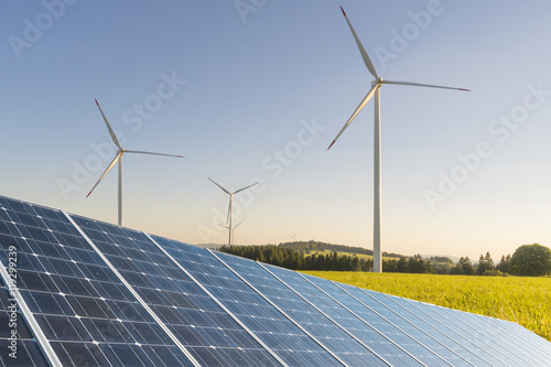 Zdjęcie XXL Fotowoltaiczny panel i ekologiczne wiatraki do produkcji energii odnawialnej na łące przeciw błękitne niebo