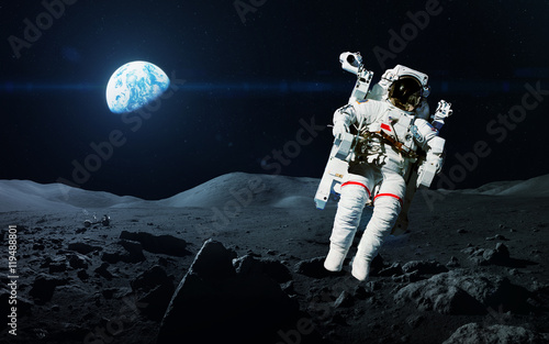 Zdjęcie XXL Dzielny astronauta na spacerze kosmicznym na księżycu. Ten obraz elementy dostarczone przez NASA