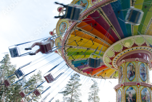 Zdjęcie XXL Kouvola, Finlandia 7 czerwca 2016 r. - Ride Swing Carousel w ruchu w parku rozrywki Tykkimaki